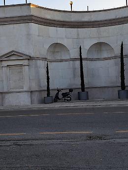 Parcheggi abusivi sotto lo scalone del cimitero