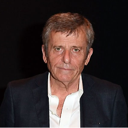 "Uomo solo in fila" di e con Maurizio Micheli