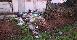 Discarica nel verde, lasciata anche una vasca da bagno