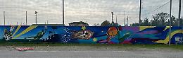 Il maxi murale colora il campo da calcio