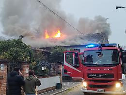 Tetto in fiamme, casa inagibile