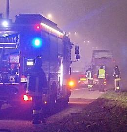In fiamme la ruota di un tir. L’autista interviene ma resta ustionato