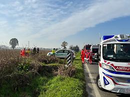 Auto si ribalta nel campo, ferita coppia di anziani
