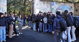 Il Pacioli al gelo: sit-in pacifico degli studenti davanti all'ingresso