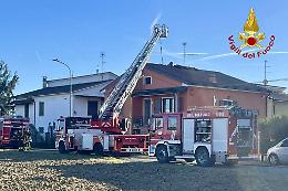 Incendio di un tetto, intervento dei vigili del fuoco