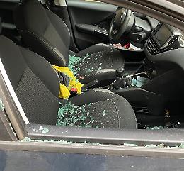 Mattone nel finestrino: auto danneggiata
