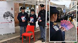 Violenza sulle donne, la polizia distribuisce materiale informativo al mercato