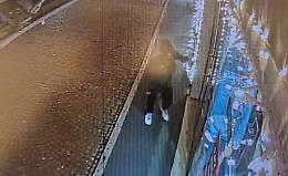 Vandalizzate le luminarie del negozio Enrico IV