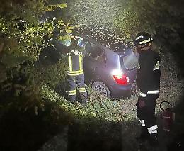 Fuori strada nella notte: 38enne ferito