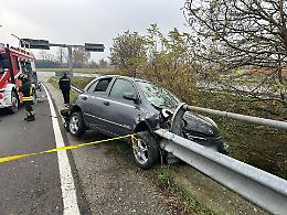 Perde il controllo dell'auto e va a sbattere contro il guardrail: ferito un 51enne