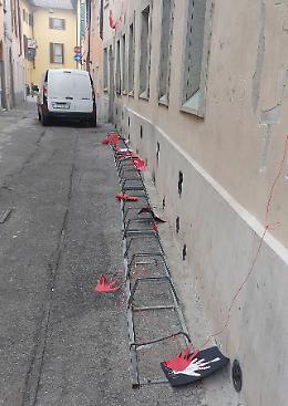I vandali sfregiano l’opera contro la violenza