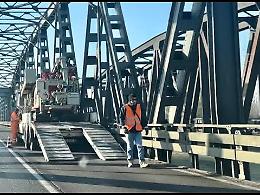 E' scattato il senso unico alternato sul vecchio ponte in ferro