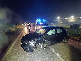 Scontro tra due auto: tre persone coinvolte, due sono rimaste ferite