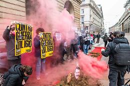 Flash mob con letame su tappeto rosso davanti alla Scala