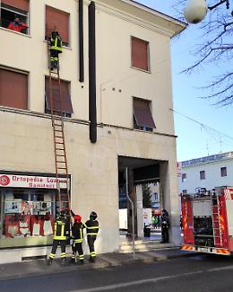 Donna soccorsa grazie all'intervento dei vigili del fuoco dalla finestra