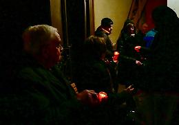 Messa al buio, al freddo e al gelo. Don Rubagotti: «Siate portatori di luce»