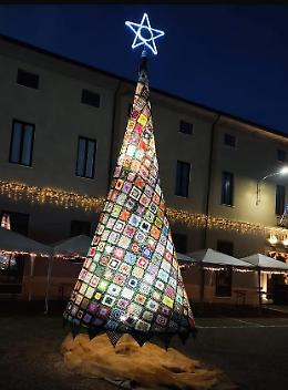 Albero e musica in piazza, poi  arriva la solidarietà con le supercar