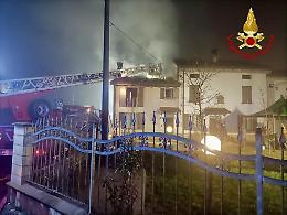 Vasto incendio in un'abitazione, intervento dei vigili del fuoco per tutta la notte