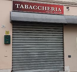 Furto in tabaccheria, sparite stecche di sigarette e 300 euro 