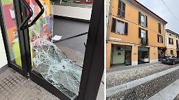 Furto alla gelateria Costa, vetro sfondato con un tombino