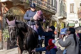 La pattuglia a cavallo nel centro storico incanta i cittadini