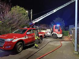 Incendio nella canna fumaria, distrutta parte del tetto di una palazzina