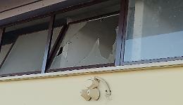 I vandali si scatenano: stazione ferroviaria nel mirino
