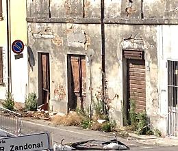 A Buzzoletto giù la casa pericolante