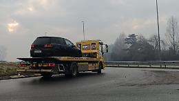 Si ribalta con l'auto poi si allontana a piedi