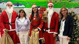 Angolo di Babbo Natale in Pediatria, pioggia di doni e felicità per i bimbi