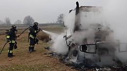 Trattore in fiamme nei campi, sabato di super lavoro per i vigili del fuoco