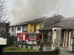 Incendio in un'abitazione a schiera, tre equipaggi dei vigili del fuoco impegnati