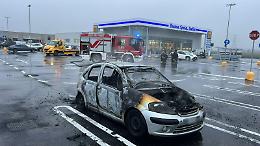 Auto a fuoco in un parcheggio, nessun danno ad altre vetture