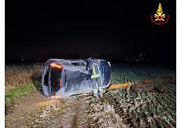 Auto finisce fuori strada e si ribalta: donna ferita