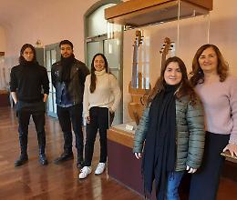 Liuteria e burocrazia: «Dalla Colombia con fatica per respirare la vostra  arte»