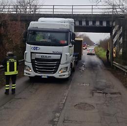 Container incastrato sotto il ponte