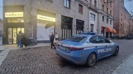 Doppio assalto nelle farmacie, è caccia al bandito