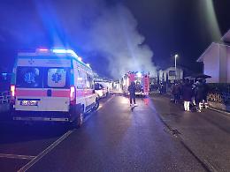 Prende fuoco il garage di una villetta a schiera: danni ingenti