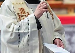 Lascia il marito per il parroco, che si autosospende 