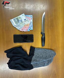Rapina con coltello in un negozio, 47enne arrestato in flagranza