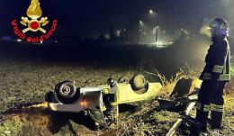 Auto fuori strada: un ferito