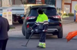 Tombini asfaltati per l'arrivo di Mattarella, ora si cercano col metal detector