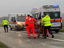 Collisione furgone-auto, la Panda finisce nel fosso