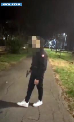 Pubblica video armato sui social, segnalato su Youpol: denunciato