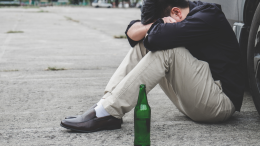 «Consumo di alcol vietato all’aperto»