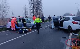 Schianto sul cavalcavia dell'autostrada: tre feriti