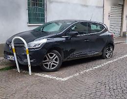 Con l’auto fa strike in via Marconi