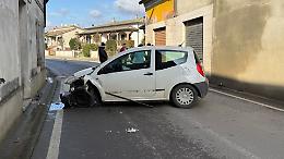 Ha un malore alla guida e finisce contro un muro, 84enne in ospedale