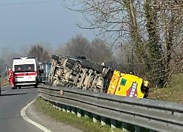Camion ribaltato sulla strada provinciale all’altezza di Regona, 52enne ferito