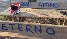 Vandali in azione: scritte nel parco urbano e in paese